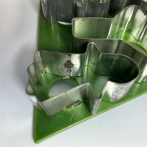 Vintage Hoan Giant Plastic Metal Christmas Tree Cutter in a Single Cut 13.5" - Picture 5 of 12